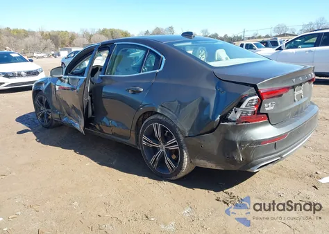 2022 Volvo S60 B5 Inscription z USA, uszkodzony, nr VIN 7JRL12TL6NG155311